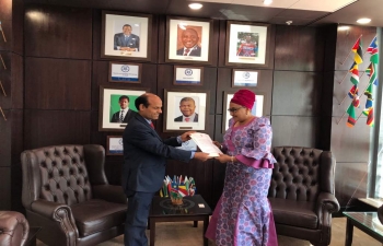 Dr. Rajesh Ranjan, High Commissioner presenting SADC credential to H. E Dr Stergomena L. Tax, Executive Secretary, SADC on 21.8.2018