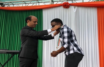 Handing over Medals to the winners of Bharat Ko Janiye Quiz on 70th Republic Day of India